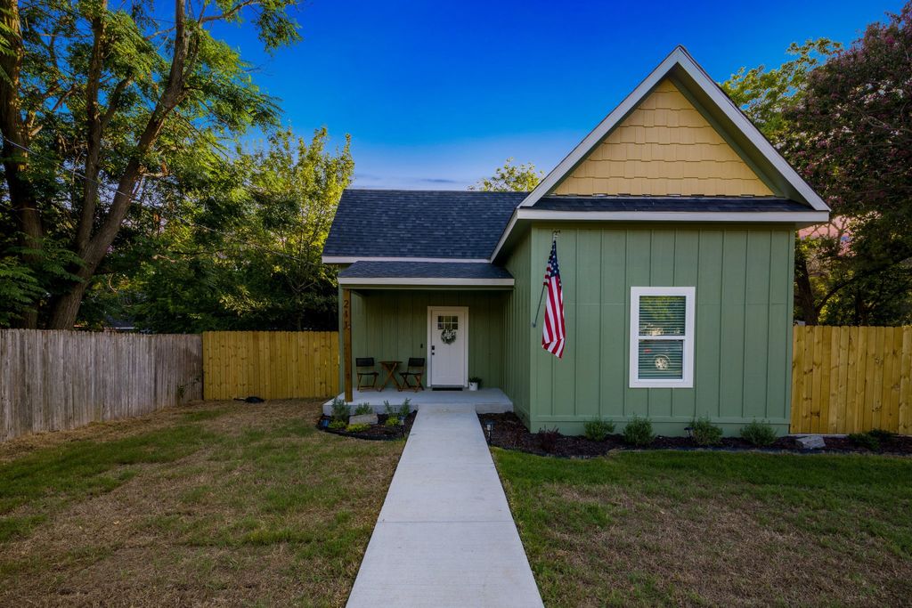 211 Pecan Street, Waxahachie, TX 75165