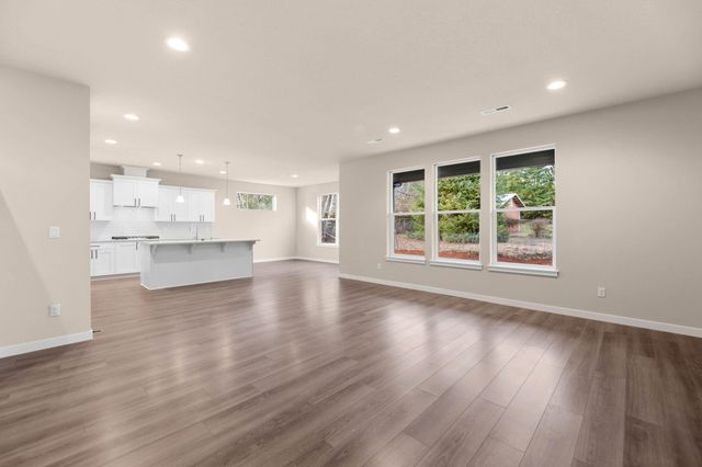 148 Valemont Drive 11, Eagle Point, OR 97524