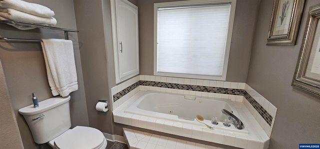 997 Glazemeadow St NE, Keizer, OR 97303