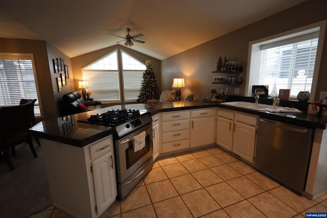 997 Glazemeadow St NE, Keizer, OR 97303