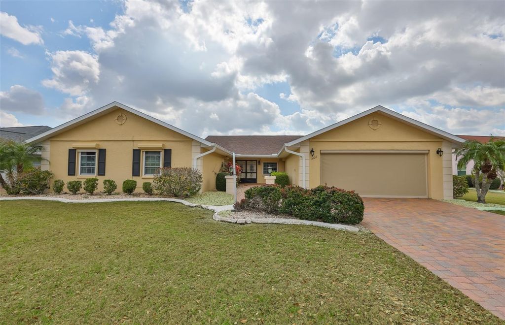 Image 2 of property listing at 2106 W VIEW DRIVE, Sun City Center, FL 33573