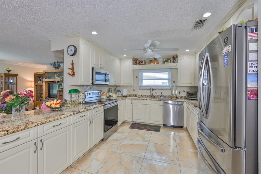Image 14 of property listing at 2106 W VIEW DRIVE, Sun City Center, FL 33573