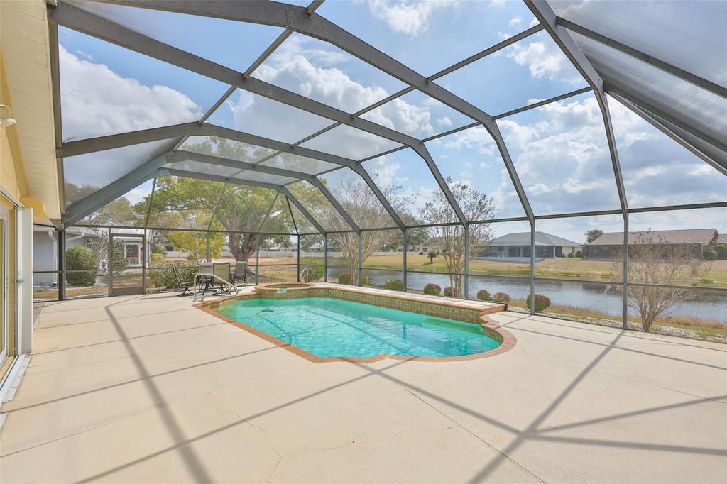 Image 44 of property listing at 2106 W VIEW DRIVE, Sun City Center, FL 33573