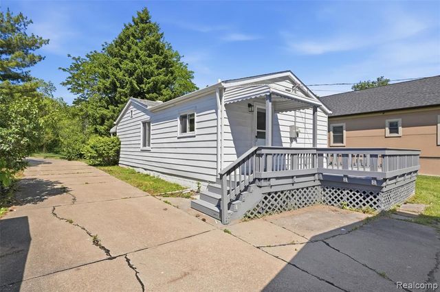 22401 Monterey Drive, Woodhaven, MI 48183