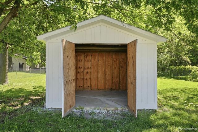 22401 Monterey Drive, Woodhaven, MI 48183