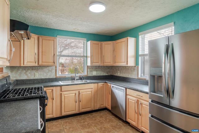 424 OAK AVE, Waynesboro, VA 22980