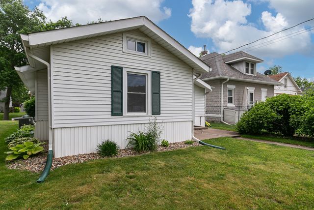 256 7th Street, Silvis, IL 61282