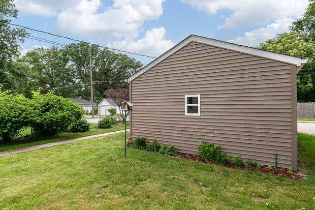 256 7th Street, Silvis, IL 61282