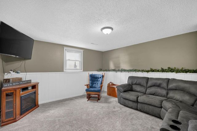332 Sunny Lane Street, Denver, IA 50622