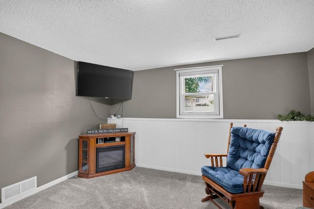 332 Sunny Lane Street, Denver, IA 50622