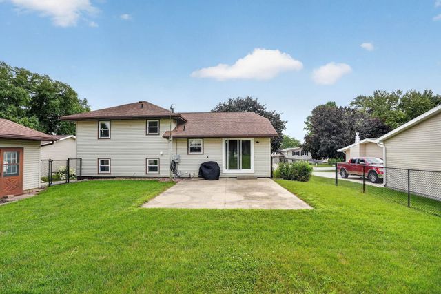 332 Sunny Lane Street, Denver, IA 50622