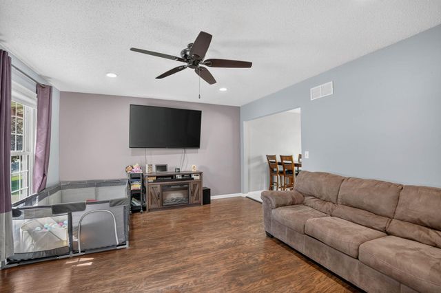 332 Sunny Lane Street, Denver, IA 50622