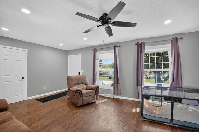 332 Sunny Lane Street, Denver, IA 50622
