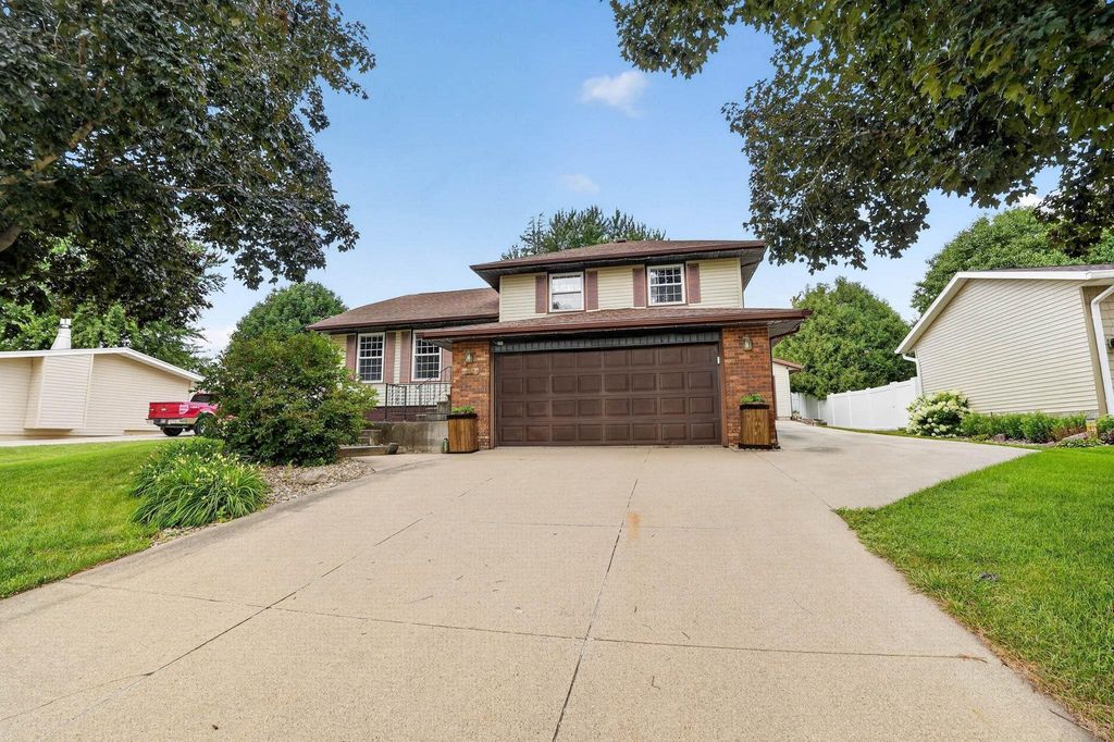 332 Sunny Lane Street, Denver, IA 50622