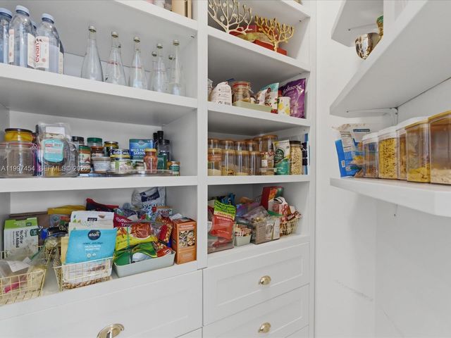 770 Leigh Palm Ave, Plantation, FL 33324
