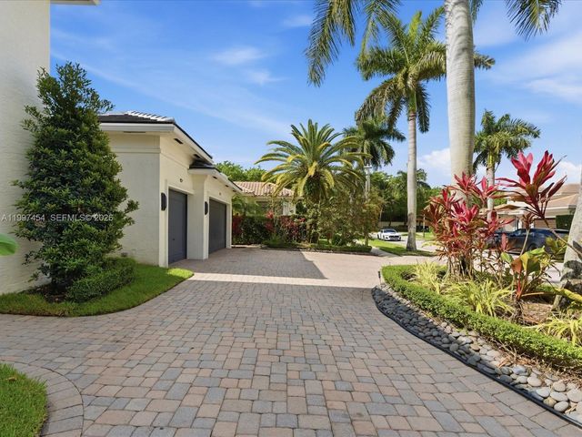 770 Leigh Palm Ave, Plantation, FL 33324