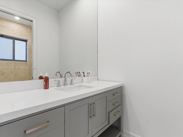 770 Leigh Palm Ave, Plantation, FL 33324