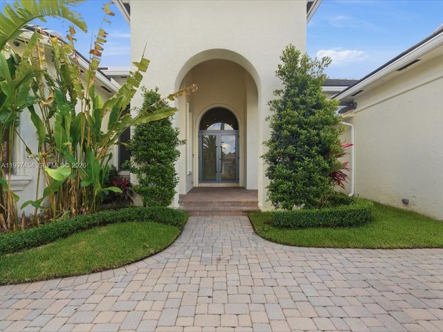 770 Leigh Palm Ave, Plantation, FL 33324