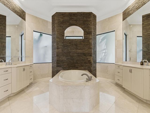 770 Leigh Palm Ave, Plantation, FL 33324