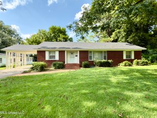 142 W Mason Avenue, Holly Springs, MS 38635