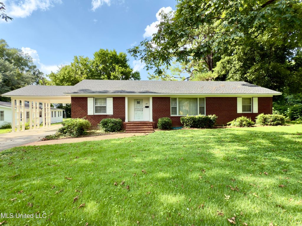 142 W Mason Avenue, Holly Springs, MS 38635