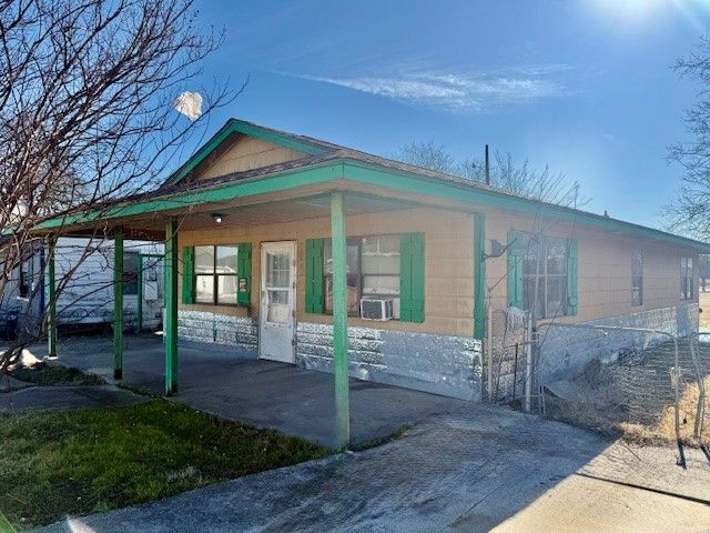 1605 E 10th Avenue, Corsicana, TX 75110