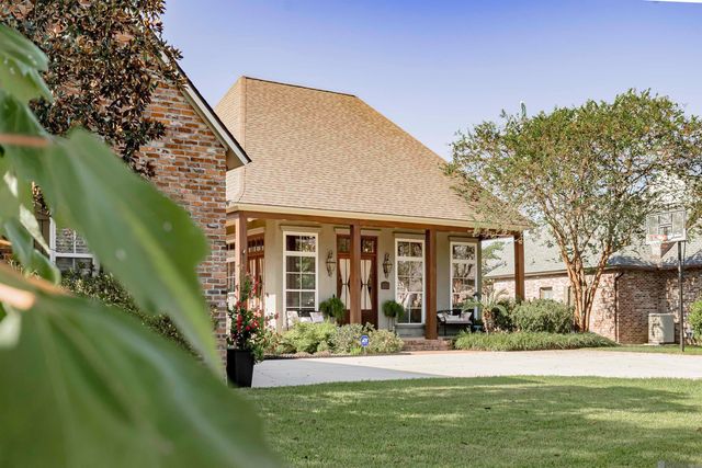 2402 S Turnberry Ave, Zachary, LA 70791