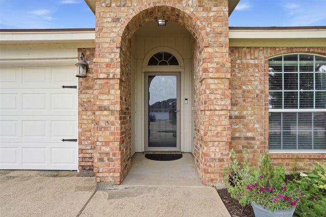 924 Crowder Drive, Crowley, TX 76036