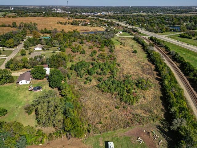 121 W 33rd Ave, Winfield, KS 67156