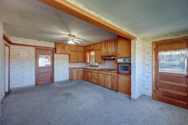 121 W 33rd Ave, Winfield, KS 67156