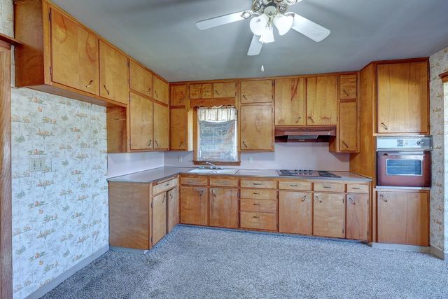 121 W 33rd Ave, Winfield, KS 67156