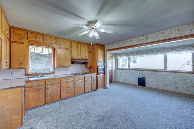 121 W 33rd Ave, Winfield, KS 67156