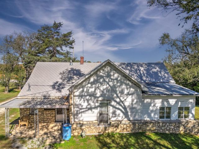 121 W 33rd Ave, Winfield, KS 67156