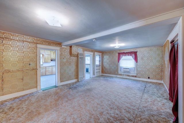 121 W 33rd Ave, Winfield, KS 67156