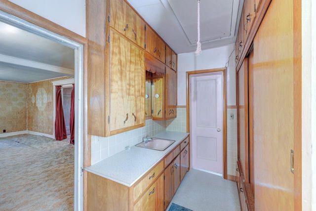 121 W 33rd Ave, Winfield, KS 67156