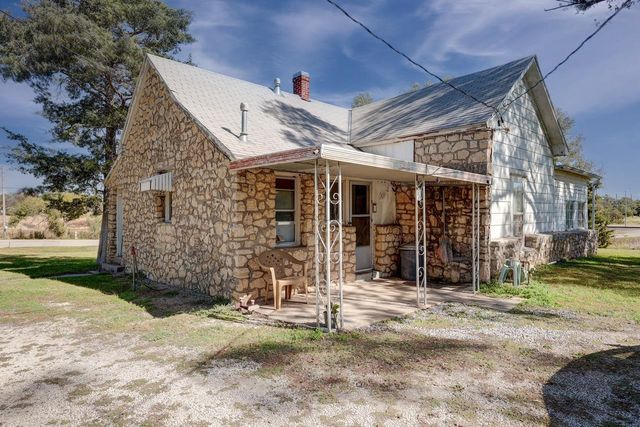 121 W 33rd Ave, Winfield, KS 67156