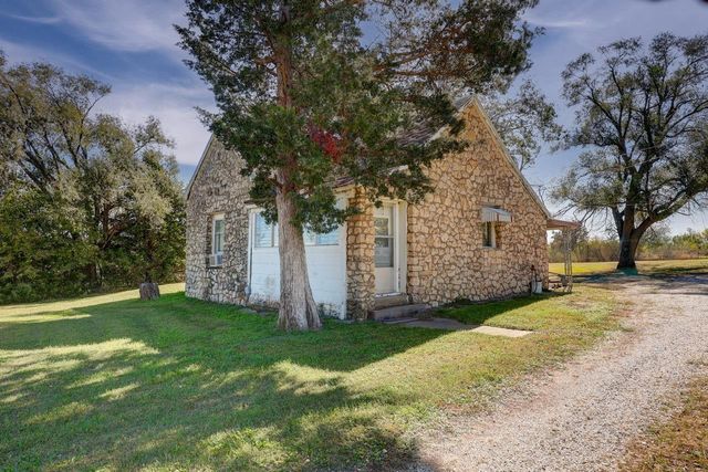 121 W 33rd Ave, Winfield, KS 67156