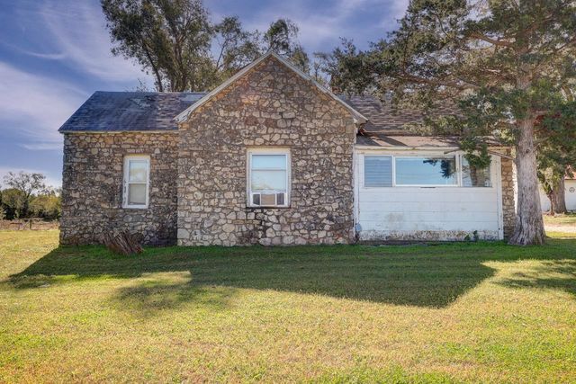 121 W 33rd Ave, Winfield, KS 67156