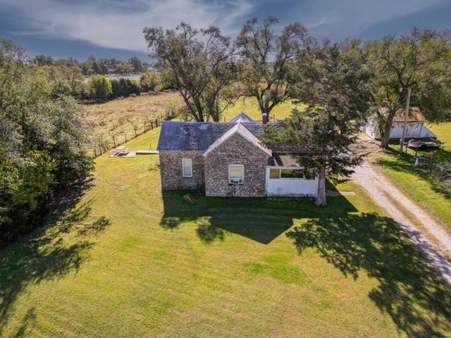 121 W 33rd Ave, Winfield, KS 67156