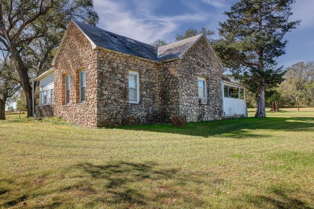 121 W 33rd Ave, Winfield, KS 67156