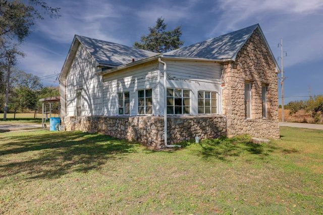 121 W 33rd Ave, Winfield, KS 67156