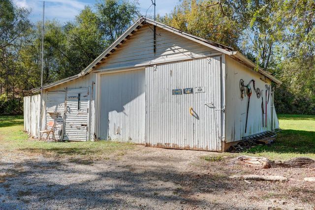 121 W 33rd Ave, Winfield, KS 67156