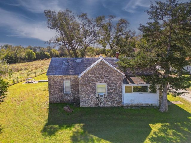 121 W 33rd Ave, Winfield, KS 67156