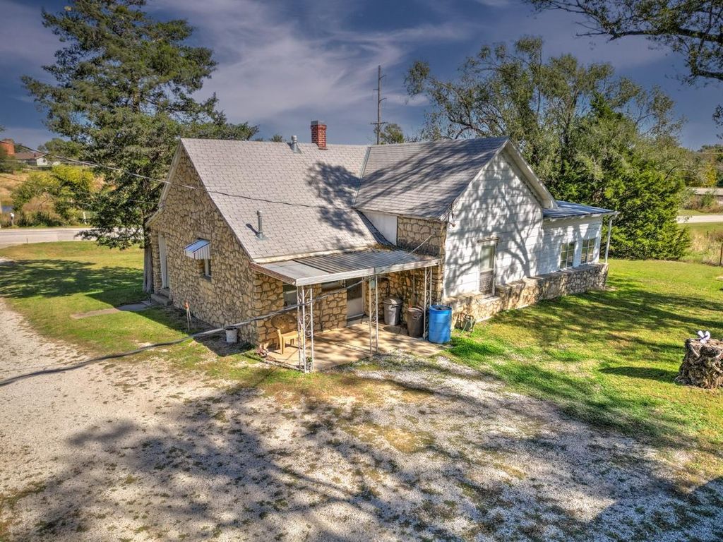 121 W 33rd Ave, Winfield, KS 67156