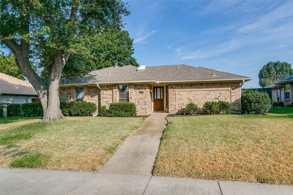 1927 E Branch Hollow Drive, Carrollton, TX 75007 — exterior