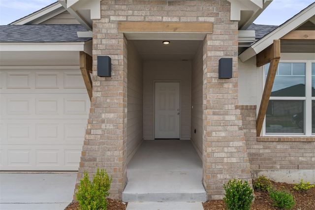 15801 Nighthawk Drive, Moore, OK 73170