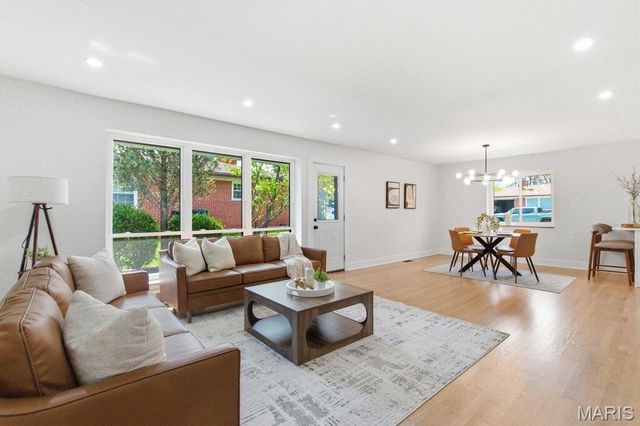 700 Jamaica Court, Warson Woods, MO 63122