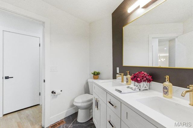 700 Jamaica Court, Warson Woods, MO 63122