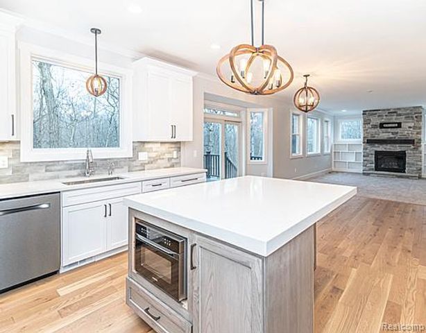 10539 Stoney Point Drive, South Lyon, MI 48178