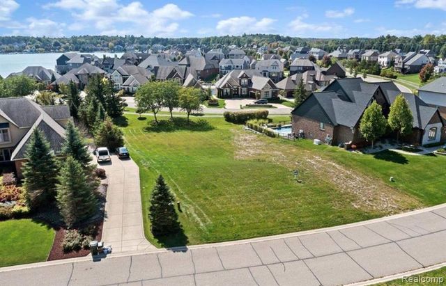 10539 Stoney Point Drive, South Lyon, MI 48178